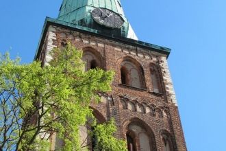 Первоначально церковь была зального типа