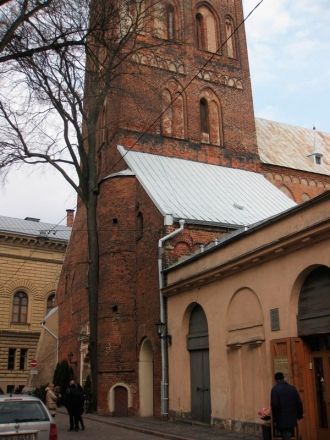 Собор выполнен из кирпича бурого цвета. 