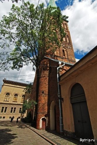 Высота церковной башни, включая шпиль, с