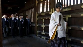 Жрец и группа японских политиков в храме