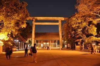 Храм Ясукуни в вечернее время.