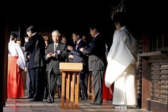 Японские парламентарии в храме Ясукуни.