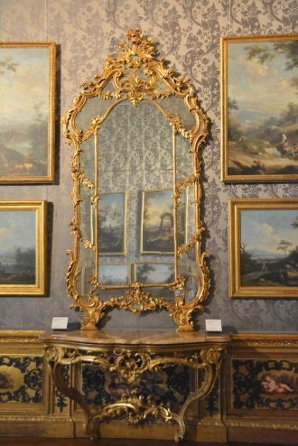 Зеркало и столик в стиле рококо.