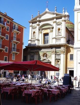 Руководил работами зодчий Жан-Анри Гюбер