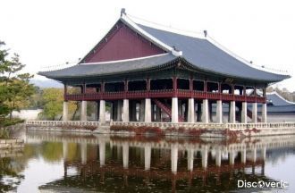 Во дворе расположены две пагоды, что дов