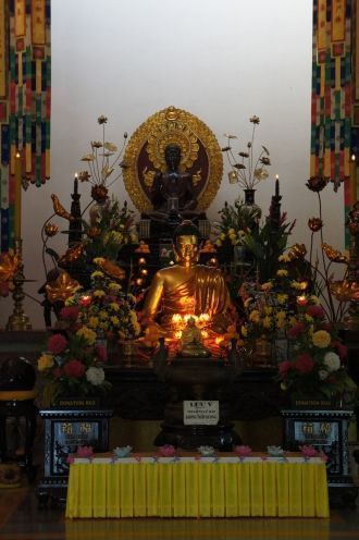 Главный алтарь: статуя Будды высотой 1,6