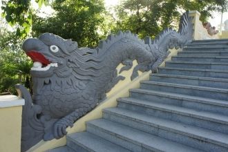 Лестница, украшенная лежащим драконом.