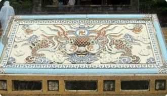 Повсюду в храме и на территории пагоды в