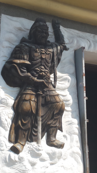 Обойдя большого белого Будды оказываемся