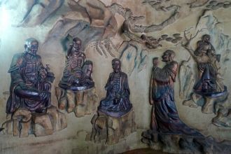 В самом храме полумрак, а стены украшены