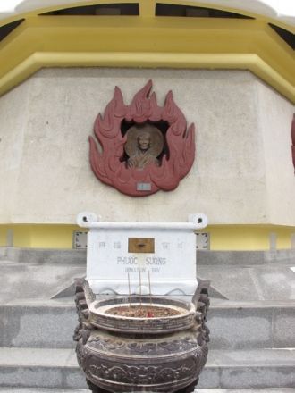 Основа постамента - небольшой храм. На е