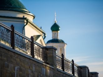 В однокупольном Никольском приделе, узко