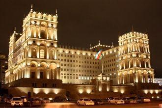 Дом правительства Азербайджана в вечерне