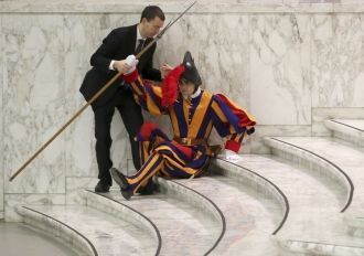 Упавшему швейцарскому гвардейцу помогают