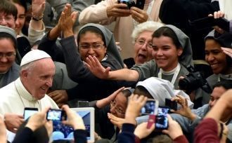 Папа Франциск прибыл на аудиенцию с мона