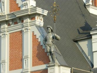 Скульптура на фасаде дома Черноголовых.