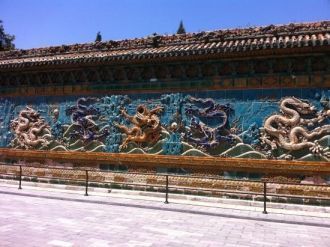 Стена Девяти Драконов (九龙壁 - jiǔlóngbì -