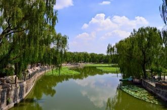 Само озеро называется Тай'e Ху (太液湖 - tà