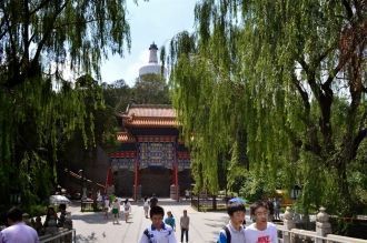 Вход в парк. Символом Бэйхая является Бе