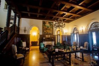 В нижнем этаже были большая столовая, не