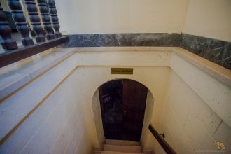 Спуск в погреб.