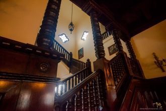 Массивная лестница из натурального дерев