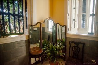 В ванных комнатах стояли удобные кресла,