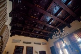 Рельефный деревянный потолок ресторана.