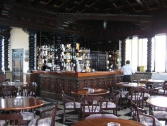 Под крышей располагался бар, в подвале х