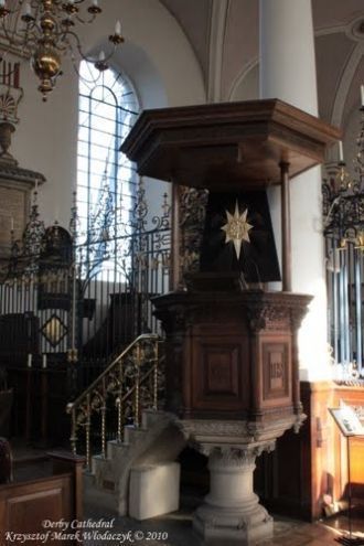 Светлое, в класическом исполнении внутре