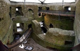 Доступ к трём этажам центрального блока 