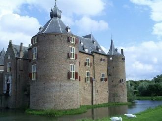 Вход в замок проходит через погреб, отку