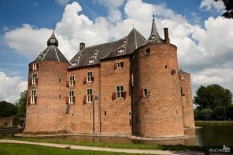 Замок имеет прямоугольную, почти квадрат