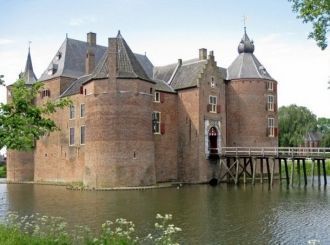 Отдельно расположенный двор замка соедин