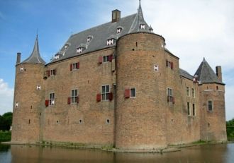 Неприступности зданию додает ров, которы