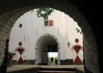 Просторный двор замка расположен отдельн