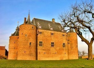 Его прямоугольная форма с массивными кру