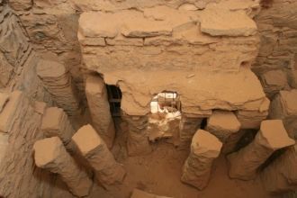 Замок построен из непокрытых камней, с м