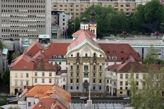 В небольшом кинозале можно посмотреть де