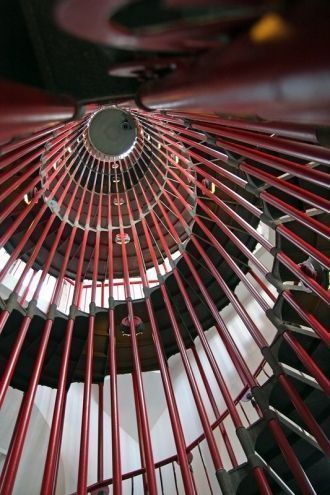 На обзорную площадку ведет относительно 