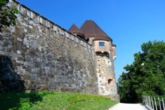 У главной башни стоит часовня Святого Ге