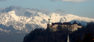 Поселение на месте нынешнего замка появи