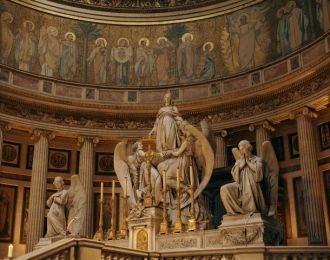 В 1813 году строительные работы в храме 