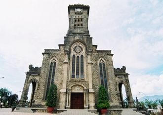 Башня с часами вышиной почти сорок метро