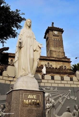 На улице по периметру собора расположены