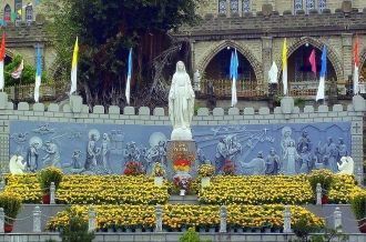 Вокруг собора небольшая площадь, тут уст