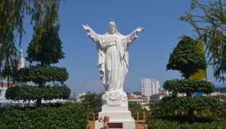 Сразу напротив башни распростёр свои объ