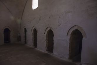 Стены со входами в кельи