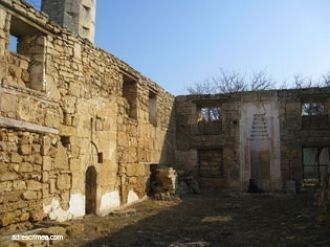 Архитектура зданий проста, лаконична, бе