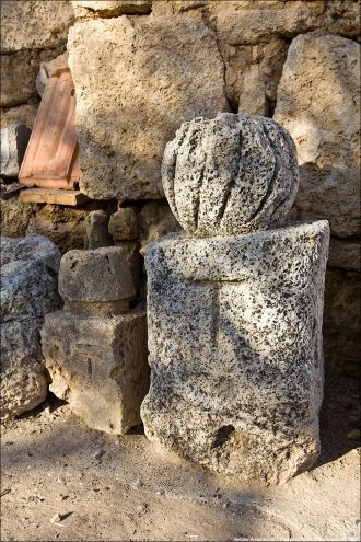 На некоторых плитах можно видеть знак та